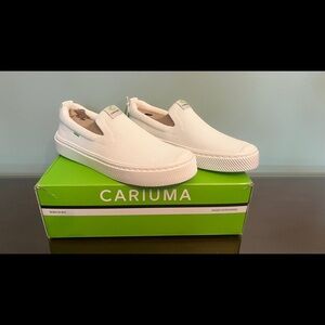 NWT. Cariuma slip on white knit sneaker
